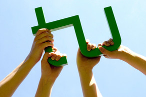 Menübild Unterstützung Mehrere Hände halten das TU Logo hoch